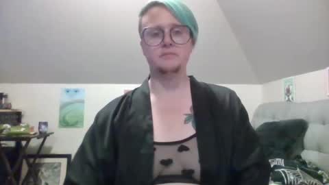 Snapshot of queerlyjaz chatting on September 27, 2:27 am queerlyjaz online show from September 27, 2:27 am