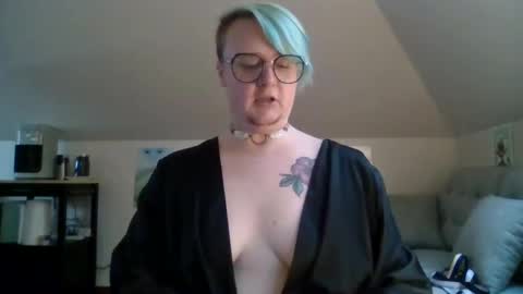 Snapshot of queerlyjaz chatting on October 1, 12:05 am queerlyjaz online show from October 1, 12:05 am