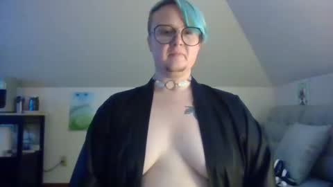 Snapshot of queerlyjaz chatting on October 2, 1:45 am queerlyjaz online show from October 2, 1:45 am