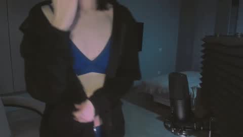 Snapshot of quietluxury chatting on December 20, 9:38 am quietluxury online show from December 20, 9:38 am