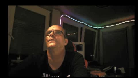 Snapshot of r_2d2_ chatting on October 17, 9:17 pm dj mike online show from October 17, 9:17 pm