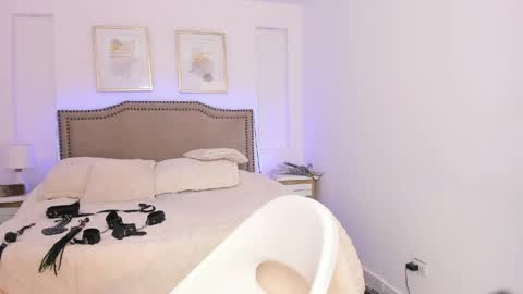 RACHEL ES online show from April 7, 10:26 am