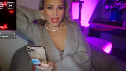 Snapshot of radmila_star chatting on December 10, 6:17 pm Radmila Star online show from December 10, 6:17 pm