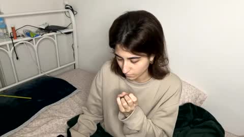 Snapshot of raiyvyn chatting on February 8, 1:43 am Ray Ray online show from February 8, 1:43 am