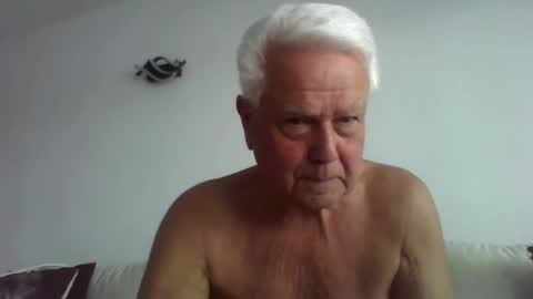 Snapshot of randythompson48 chatting on February 4, 2:34 pm Silver Stallion TwitterRandyth53496071 and ladyenglishxxx online show from February 4, 2:34 pm