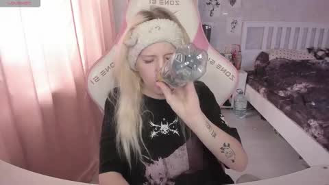 Snapshot of rapunzel_cute chatting on February 7, 1:15 pm Rapunzel online show from February 7, 1:15 pm