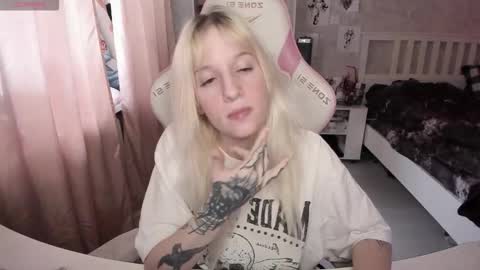 Snapshot of rapunzel_cute chatting on February 9, 1:15 pm Rapunzel online show from February 9, 1:15 pm