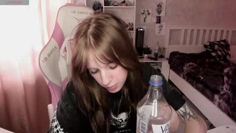 Snapshot of rapunzel_cute chatting on February 20, 1:22 pm Rapunzel online show from February 20, 1:22 pm