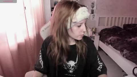 Snapshot of rapunzel_cute chatting on February 22, 1:31 pm Rapunzel online show from February 22, 1:31 pm