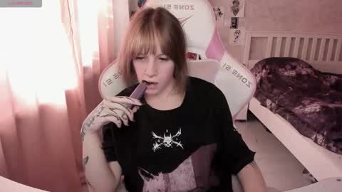 Snapshot of rapunzel_cute chatting on February 24, 1:20 pm Rapunzel online show from February 24, 1:20 pm