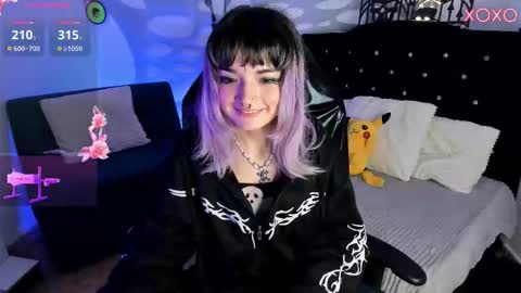 Snapshot of ravencollen chatting on October 31, 2:12 am ravencollen online show from October 31, 2:12 am