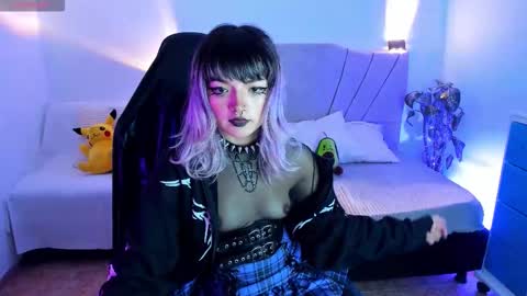 Snapshot of ravencollen chatting on November 5, 1:55 pm ravencollen online show from November 5, 1:55 pm