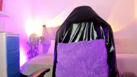 Snapshot of ravencollen chatting on November 17, 1:06 pm ravencollen online show from November 17, 1:06 pm