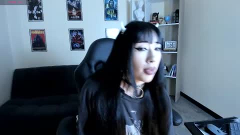 ravenelle_ online show from July 12, 9:17 pm