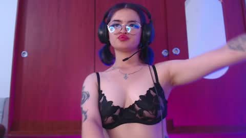 Snapshot of raventh_ chatting on April 9, 6:19 am raventh_ online show from April 9, 6:19 am