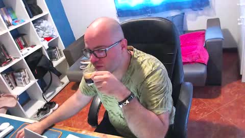 ravingr3d3 online show from May 21, 8:10 am