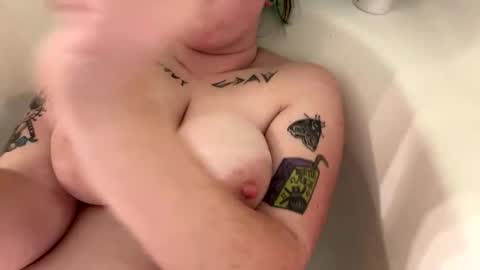 Snapshot of ravyn_xoxo chatting on December 21, 4:41 am Ravynn 3 online show from December 21, 4:41 am