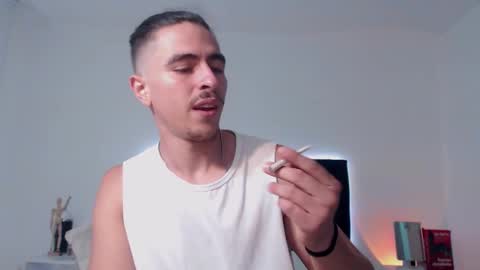 Snapshot of ray_weed chatting on December 19, 11:45 pm Ray online show from December 19, 11:45 pm