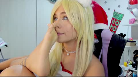 Snapshot of rea_winry chatting on December 19, 7:29 am Rea online show from December 19, 7:29 am