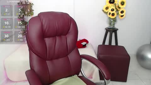 Snapshot of rebeca_milf chatting on March 8, 11:03 am REBECA online show from March 8, 11:03 am