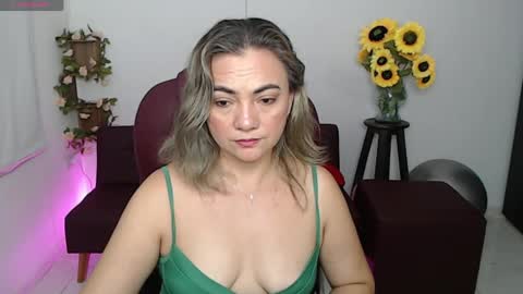 Snapshot of rebeca_milf chatting on April 1, 1:52 pm REBECA online show from April 1, 1:52 pm