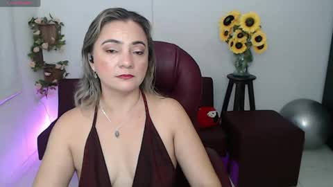Snapshot of rebeca_milf chatting on April 10, 12:43 pm REBECA online show from April 10, 12:43 pm