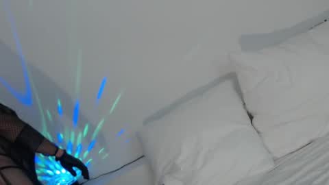 Rebeccalachaude online show from November 11, 8:14 am