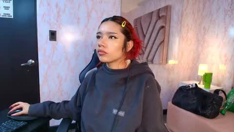 Snapshot of red_pandaa chatting on February 1, 3:27 am red_pandaa online show from February 1, 3:27 am