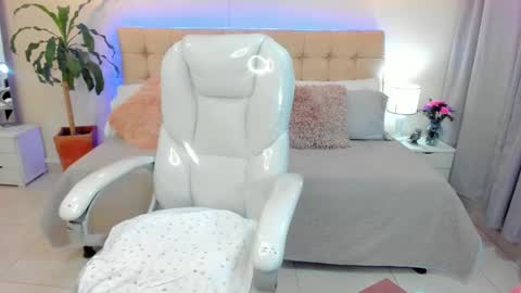 Snapshot of redhot_chilipeppers chatting on January 10, 1:42 am Lupe online show from January 10, 1:42 am