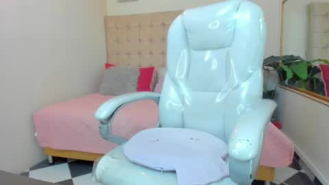 Snapshot of redhot_chilipeppers chatting on February 20, 6:50 am Lupe online show from February 20, 6:50 am