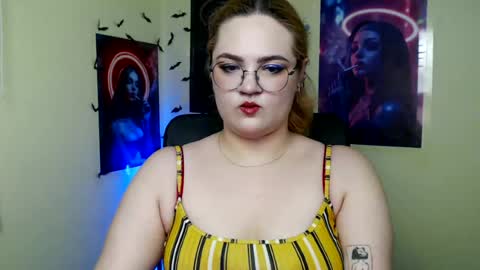 Snapshot of redhotqueen1 chatting on June 2, 12:07 pm Rina online show from June 2, 12:07 pm