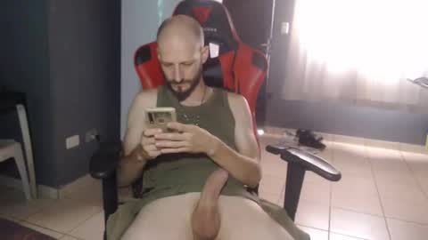 Snapshot of redragonwolf chatting on October 14, 3:35 pm redra online show from October 14, 3:35 pm