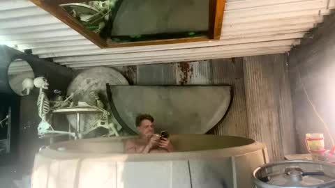 Lee online show from April 12, 9:42 pm