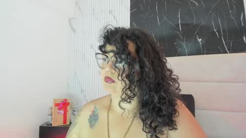 reginavegaa online show from April 4, 11:40 am