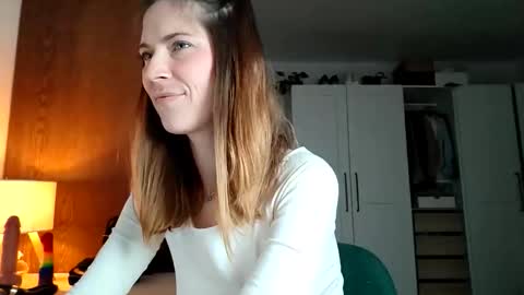 Snapshot of reileyfoxx chatting on April 13, 9:04 am Reiley online show from April 13, 9:04 am