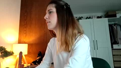 Snapshot of reileyfoxx chatting on April 16, 8:26 am Reiley online show from April 16, 8:26 am