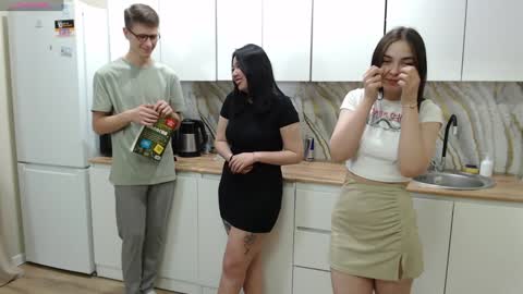 Renae Tom online show from December 4, 5:55 pm