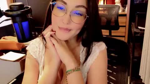 Amelie online show from May 30, 7:33 pm