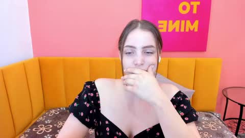 Snapshot of reneeblair chatting on June 4, 1:44 am reneeblair online show from June 4, 1:44 am