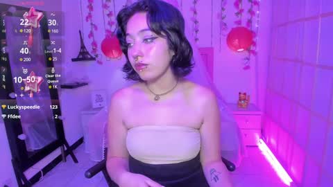 Snapshot of revek_uwu chatting on December 12, 4:53 pm Reveca online show from December 12, 4:53 pm