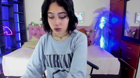 Snapshot of revek_uwu chatting on December 18, 1:23 pm Reveca online show from December 18, 1:23 pm