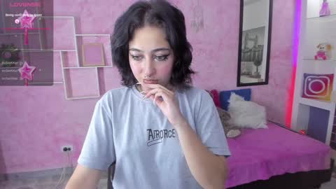 Snapshot of revek_uwu chatting on December 28, 10:44 pm Reveca online show from December 28, 10:44 pm