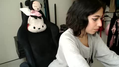 Snapshot of revek_uwu chatting on February 14, 8:37 pm Reveca online show from February 14, 8:37 pm