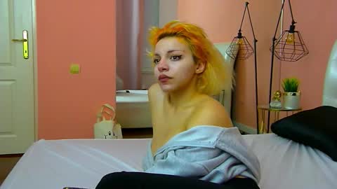 Snapshot of rheaduvall chatting on February 6, 5:01 am Rhea online show from February 6, 5:01 am