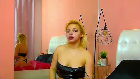 Snapshot of rheaduvall chatting on February 27, 5:40 am Rhea online show from February 27, 5:40 am