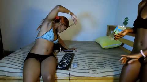 Snapshot of rhinedolls chatting on April 15, 3:13 am rhinedolls online show from April 15, 3:13 am