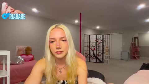 Snapshot of riababe chatting on February 21, 3:29 am ria online show from February 21, 3:29 am