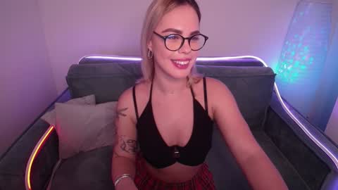 Snapshot of rikaraily chatting on February 6, 8:50 am Rika online show from February 6, 8:50 am