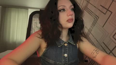 Nicole online show from April 8, 1:44 pm