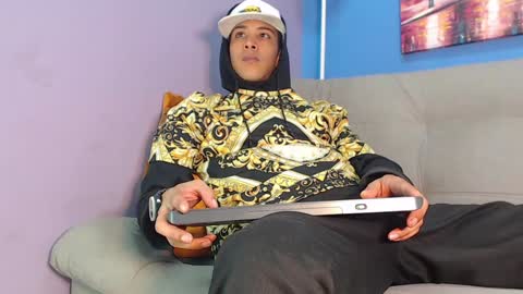 Snapshot of robert_kingg chatting on December 19, 7:29 am robert_kingg online show from December 19, 7:29 am